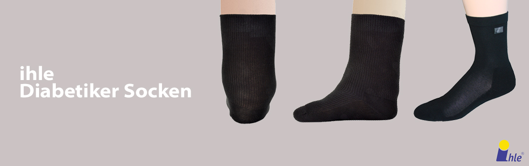 Kombiniert mit speziellen Diabetiker-Socken und Diabetiker-Strümpfen ist der Fuß ideal vor Druck- und Scheuerverletzungen bewahrt! Viele Patienten, die Diabetikersocken tragen müssen, haben wenig Gefühl in Füßen und Beinen und merken dies dann oft gar nicht. Zudem haben die Socken für Patienten mit Diabetes im Bund keinen Gummi, sondern eine weiche Naht. Die Socken gibt es auch in extra weit für dicke Knöchel.